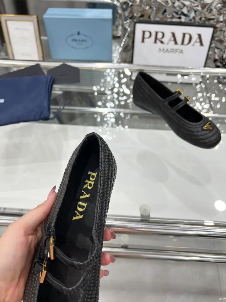 👟👟Ex-factory price 660👟👟 25ss ❤❤PRADA new summer espadrille shoes PRAD summer limited Prada espadrille shoes This time, the ballet shoe silhouette reinterprets the classic from a new seasonal perspective. Prada's summer style reflects the brand's ever-evolving aesthetic 🔥 Softly deconstructed flat silhouettes 🔥 Rooted in a new concept of formal style. 🔥Female elements are reinterpreted with a light attitude, and natural materials enhance the seasonal atmosphere. 🔥Add texture and lazy elegance. The entire pair of shoes has 3888 holes with intricate workmanship. The imported raffia is all hand-woven. The original version is made 1:1. Sizes 35-41 (no rush orders!!!)